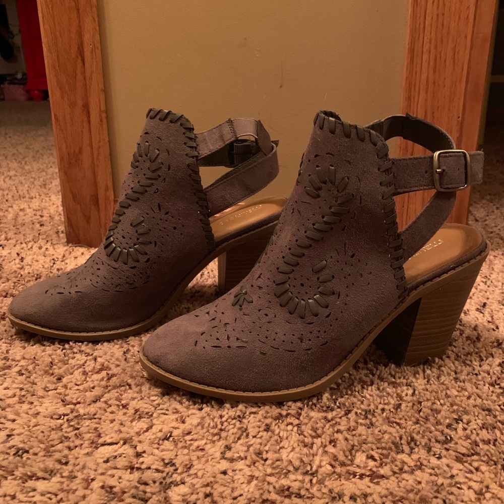 Gray ankle boots with darker gray stitches. 8 1/2